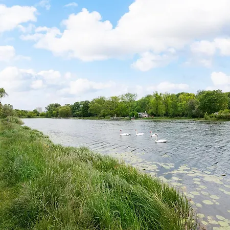 National Stadium Cozy Retreat By Bookinghost